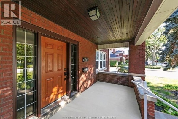 Living room - 1596 Victoria, Windsor, ON N8X1P5 Photo 3