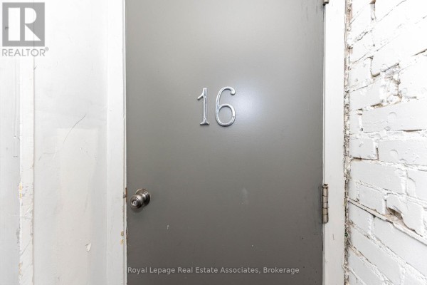 Interior staircase leading to upper levels, with textured walls and carpeted steps - 16 (3rd) - 497 Bloor Street W, Toronto