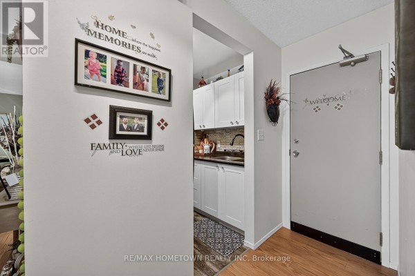 Living room - 16 - 14 Charlotte Place, Brockville, ON K6V6T4 Photo 4