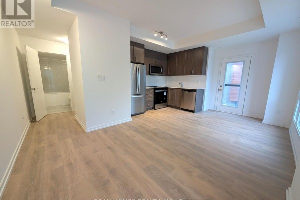 16 - 14 Lytham Green Circle, Newmarket, ON L3Y0C7 Photo 3