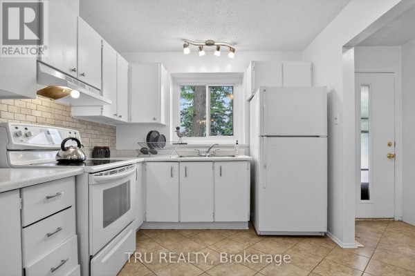 Bedroom 2 - 16-164 Barrow Crescent, Ottawa, ON K2L2J1 Photo 4