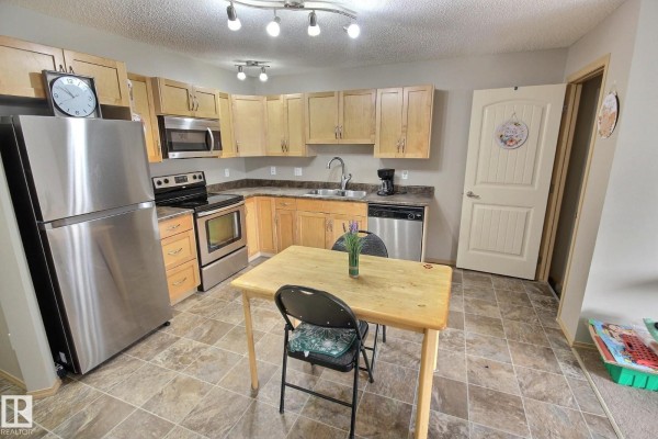 Kitchen - #16 604 62 St Sw, Edmonton, AB T6X0K4 Photo 3