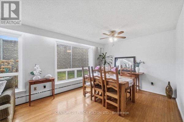 Living room - 16 By-pass Court, Toronto, ON M1T1L1 Photo 5
