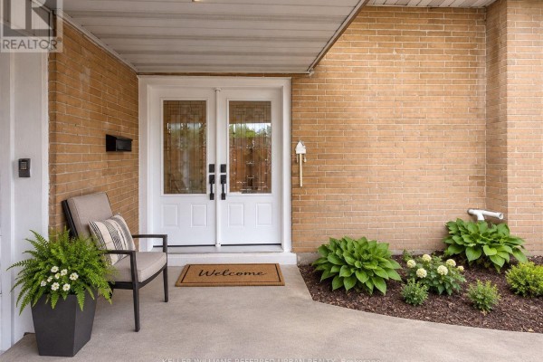 Living room - 16 Carsbrooke Road, Toronto, ON M9C3C1 Photo 2