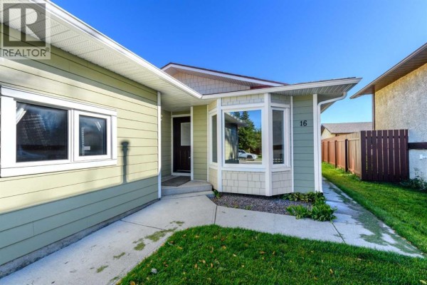 Kitchen - 16 Deersaxon Circle Se, Calgary, AB T2J6R5 Photo 3