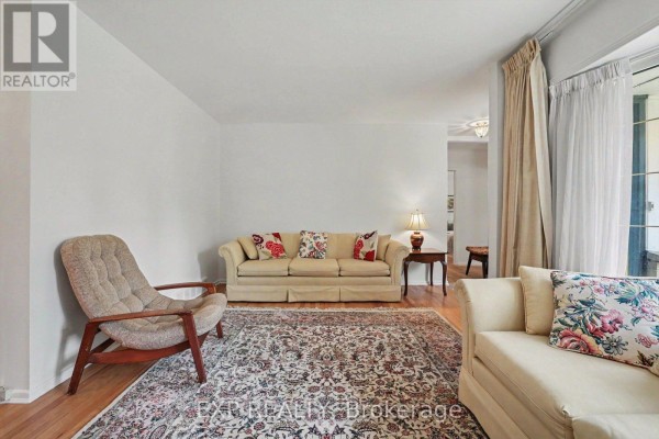 Living room - 16 Elmsley Crescent, Ottawa, ON K2H6V2 Photo 4