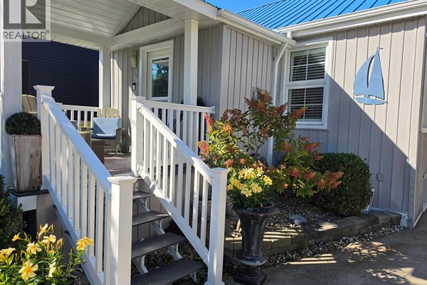 4pc Ensuite bath - 16 Fort Street, Point Edward, ON N7V1M2 Photo 2