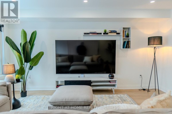 16 Habibi Lane, Toronto, ON M6E1N1 Photo 2