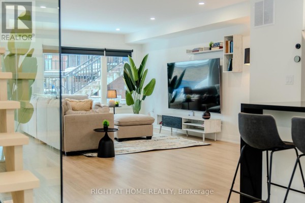 16 Habibi Lane, Toronto, ON M6E1N1 Photo 4