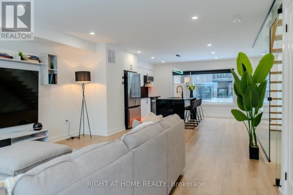 16 Habibi Lane, Toronto, ON M6E1N1 Photo 5