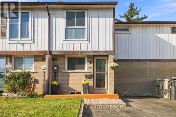 Living room - 16 Havenbrook Court, Brampton, ON L6S2B4 Photo 3