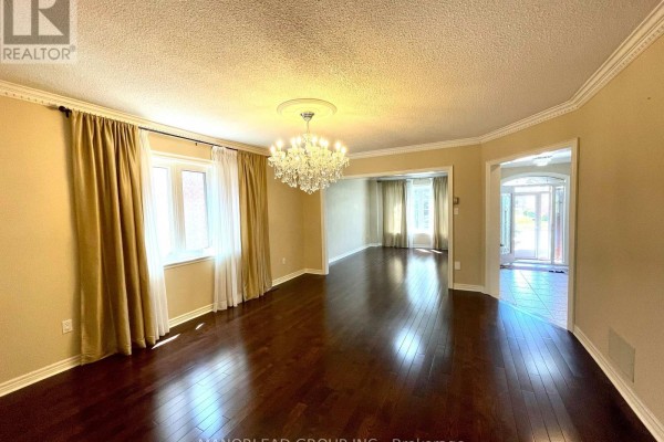 Kitchen - 16 Headford Avenue, Richmond Hill, ON L4B3V7 Photo 5