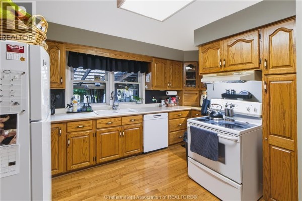 2pc Bathroom - 16 Indian Creek Road West, Chatham, ON N7M2E1 Photo 4