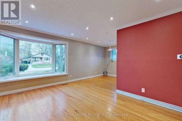 16 Knowles Crescent, Aurora, ON, photo 2