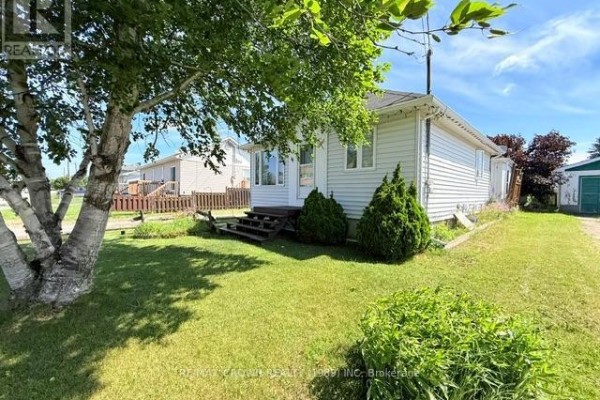 Living room - 16 Ontario Street, Kapuskasing, ON P5N2J5 Photo 3