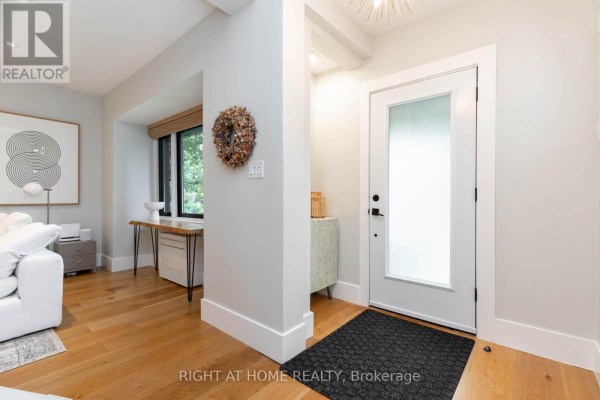 16 Pine Crescent, Toronto, ON M4E1L2 Photo 3
