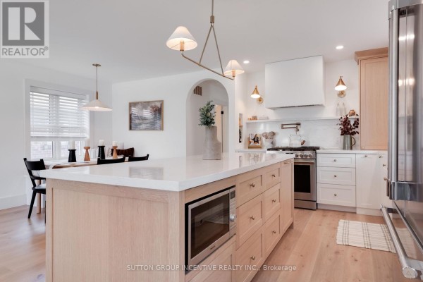 Kitchen - 16 Robindale Avenue, Toronto, ON M8W4A9 Photo 2