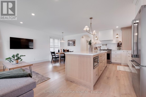 16 Robindale Avenue, Toronto, ON M8W4A9 Photo 5