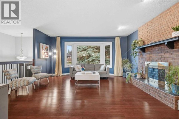 Living room - 16 Robinson Drive, Okotoks, AB T1S1C4 Photo 5