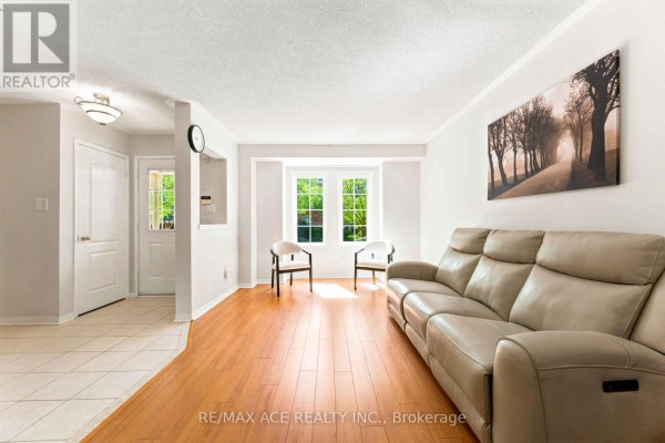 Foyer - 16 White's Hill Avenue, Markham, ON L6B1C1 Photo 4