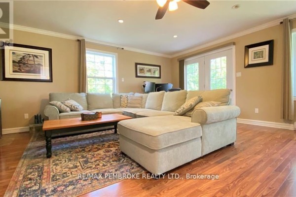 Family room - 16 Wolfe Avenue, Deep River, ON K0J1P0 Photo 4