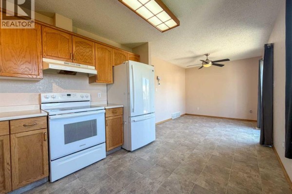 Primary Bedroom - 16 Wood Drive, Whitecourt, AB T7S1R1 Photo 5