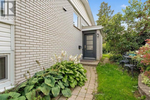 16 Woodmount Crescent, Ottawa, ON K2E5R1 Photo 4