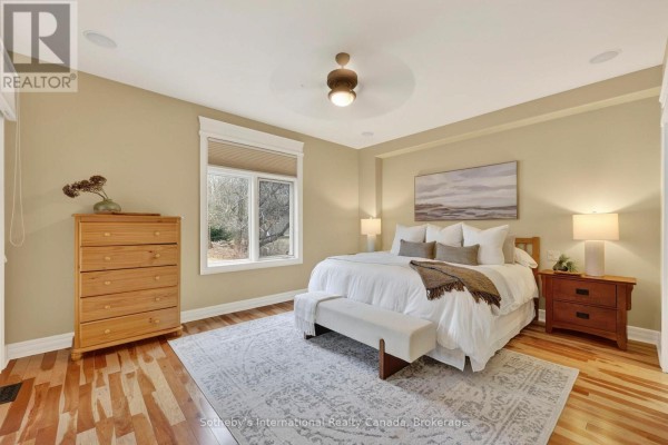 Bedroom with queen bed, dresser, nightstand, and hardwood floors - 160 Sunset Boulevard Blue Mountains