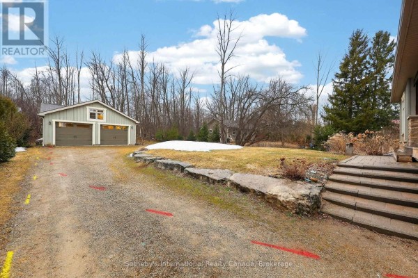 Two-car garage with paved driveway and stone landscaping - 160 Sunset Boulevard Blue Mountains