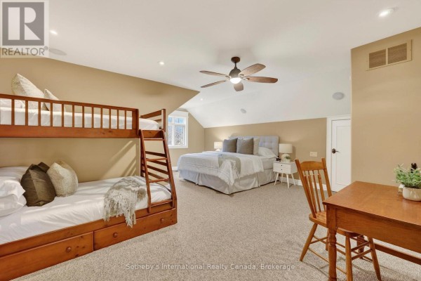 Bunk beds, king bed, desk, and ceiling fan in bedroom - 160 Sunset Boulevard Blue Mountains