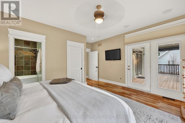 Bedroom with bathtub, tiled shower, ceiling fan, TV, and deck access - 160 Sunset Boulevard Blue Mountains