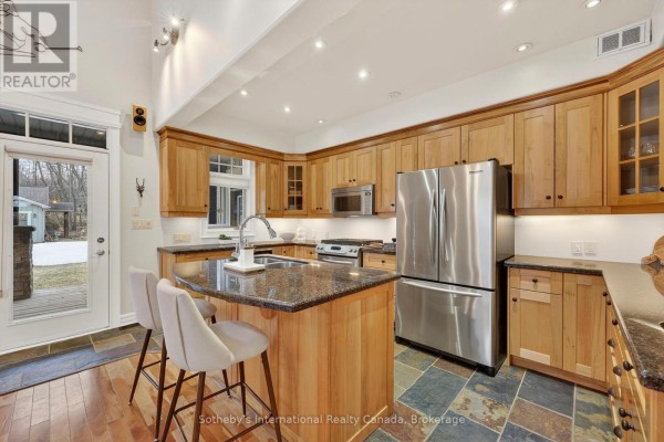 Kitchen with stainless steel appliances and island - 160 Sunset Boulevard Blue Mountains