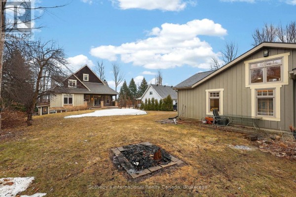 Backyard with fire pit and furniture - 160 Sunset Boulevard Blue Mountains