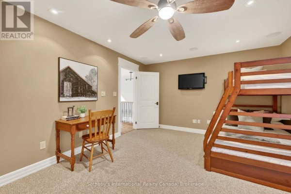 Bunk bed, desk, and TV in bedroom - 160 Sunset Boulevard Blue Mountains