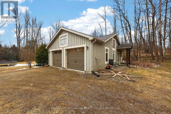 Two-car garage house with covered porch - Blue Mountains