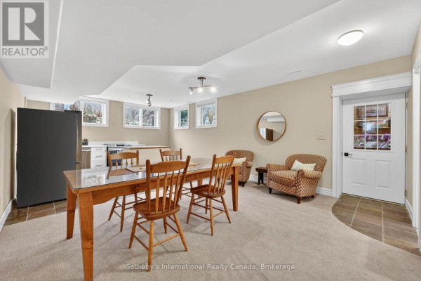 Dining table, chairs, accent chairs, and kitchenette - 160 Sunset Boulevard Blue Mountains