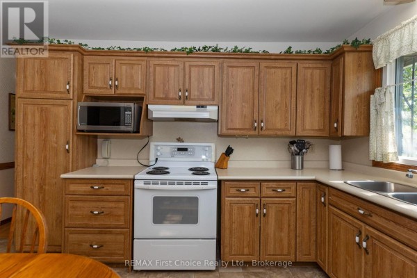 Kitchen - 160 Whalen Street, Thunder Bay, ON P7A7J1 Photo 3