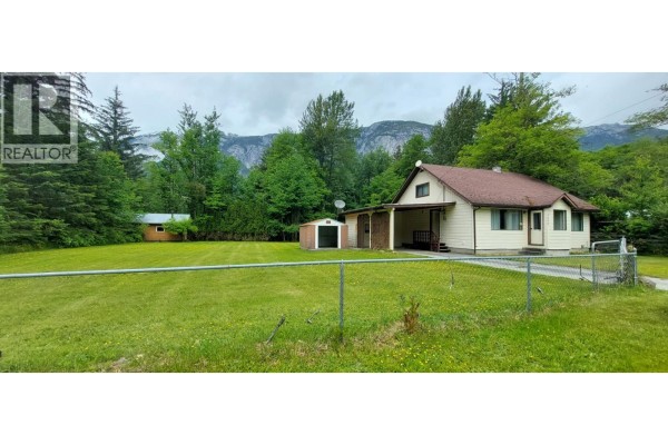1600 Mackenzie 20 Highway, Hagensborg, BC, photo 2