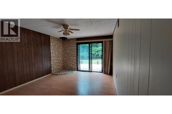 Enclosed porch - 1600 Mackenzie 20 Highway, Hagensborg, BC V0T1H0 Photo 5