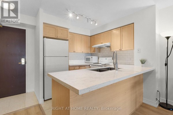 Living room - 1602 - 18 Parkview Avenue, Toronto, ON M2N7H7 Photo 2