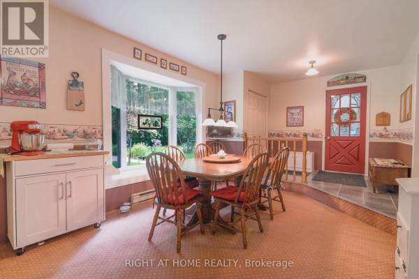 Kitchen - 1602 County 92 Road, Springwater, ON L0L1P0 Photo 5