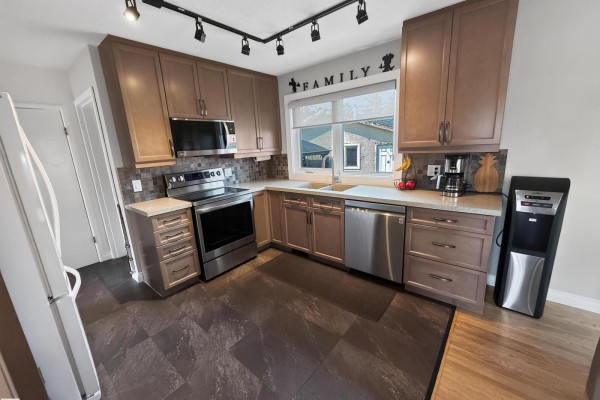 Kitchen - 16046 95 Av Nw, Edmonton, AB T5P0A7 Photo 3