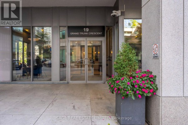 Primary Bedroom - 1605 - 19 Grand Trunk Crescent, Toronto, ON M5J3A3 Photo 4