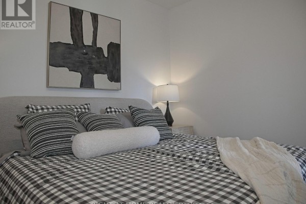 Living room - 1606 - 35 Hayden Street, Toronto, ON M4Y3C3 Photo 4