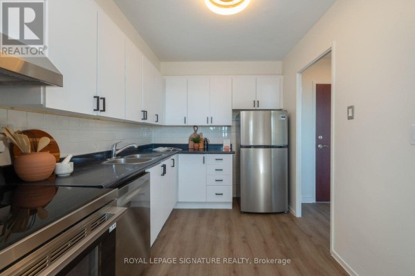 Living room - 1607 - 360 Ridelle Avenue, Toronto, ON M6B1K1 Photo 2