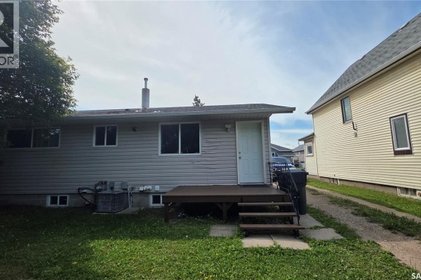Living room - 161 Darlington Street E, Yorkton, SK S3N0E1 Photo 3