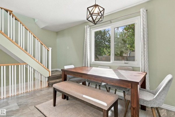 Kitchen - 161 Woodstock Nw, Edmonton, AB T5T0H6 Photo 3