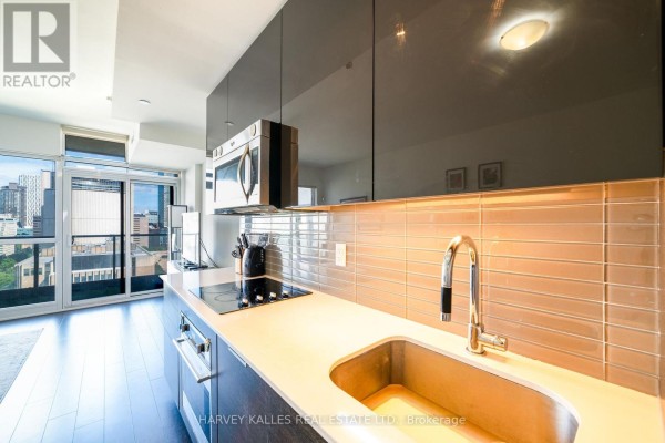 1610 - 210 Simcoe Street, Toronto, ON M5T0A9 Photo 3