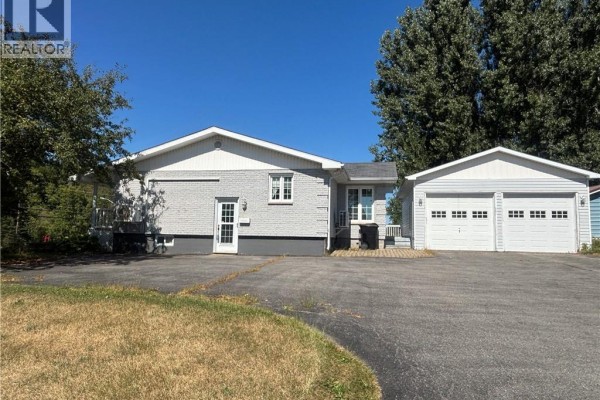 1610 St Peter Avenue, Bathurst, NB, photo 2