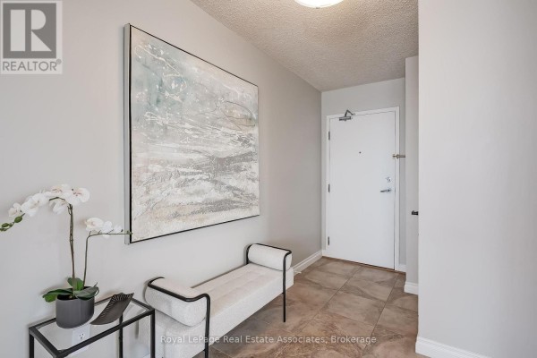 Eating area - 1611 - 75 King Street E, Mississauga, ON L5A4G5 Photo 4